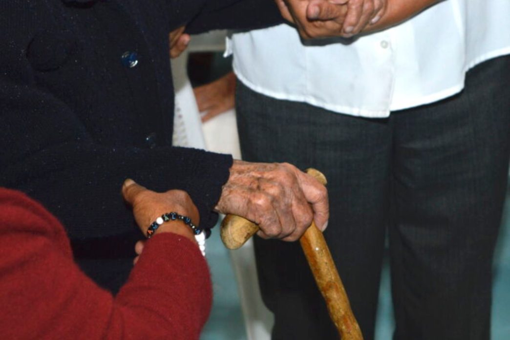 El abandono y la falta de apoyo familiar colocan a numerosos adultos mayores en condiciones de vulnerabilidad, soledad y aislamiento social. (Foto: PGN / AUN)