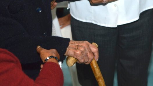 El abandono y la falta de apoyo familiar colocan a numerosos adultos mayores en condiciones de vulnerabilidad, soledad y aislamiento social. (Foto: PGN / AUN)
