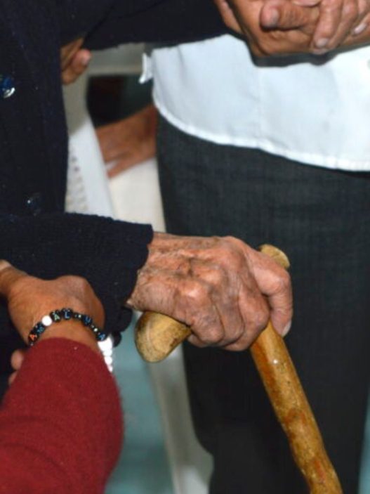 El abandono y la falta de apoyo familiar colocan a numerosos adultos mayores en condiciones de vulnerabilidad, soledad y aislamiento social. (Foto: PGN / AUN)