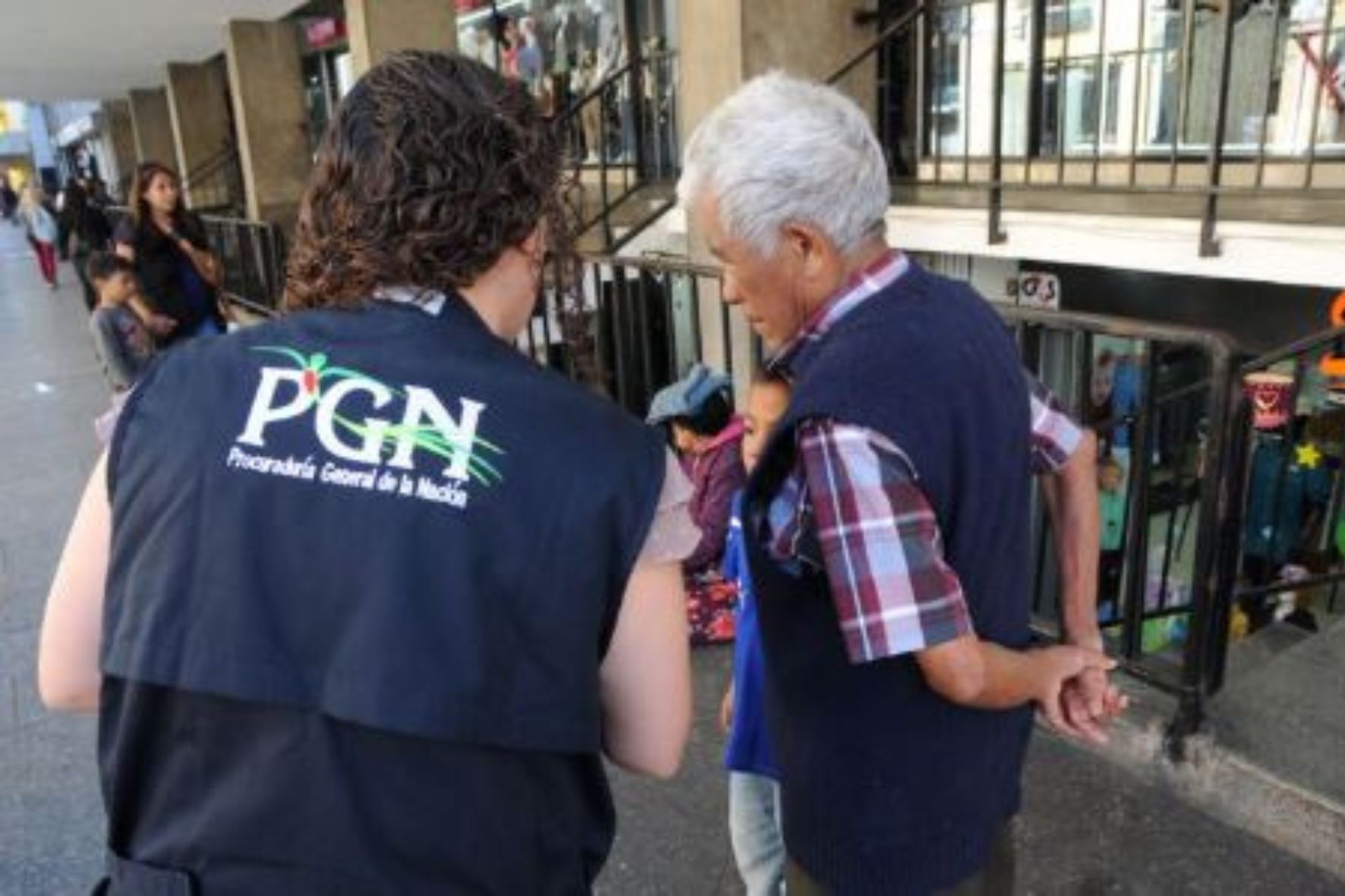El fortalecimiento de las redes familiares y comunitarias es fundamental para prevenir el abandono, garantizar una vejez digna y proteger los derechos de los adultos mayores. (Foto: PGN / AUN)