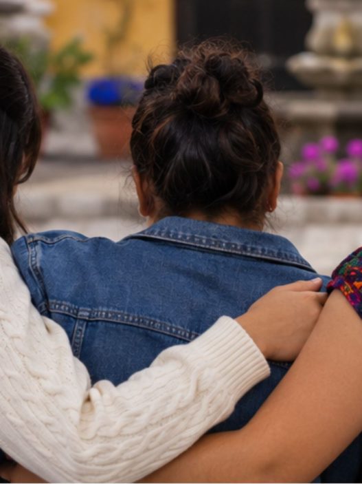 La autoestima se construye desde la infancia y puede fortalecerse mediante el reconocimiento de las capacidades, los logros y el valor personal. (Foto: GEMINI / AUN)