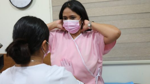 Las pacientes diagnosticadas con cáncer de mama enfrentan desafíos físicos y emocionales. (Foto: IGSS / AUN)