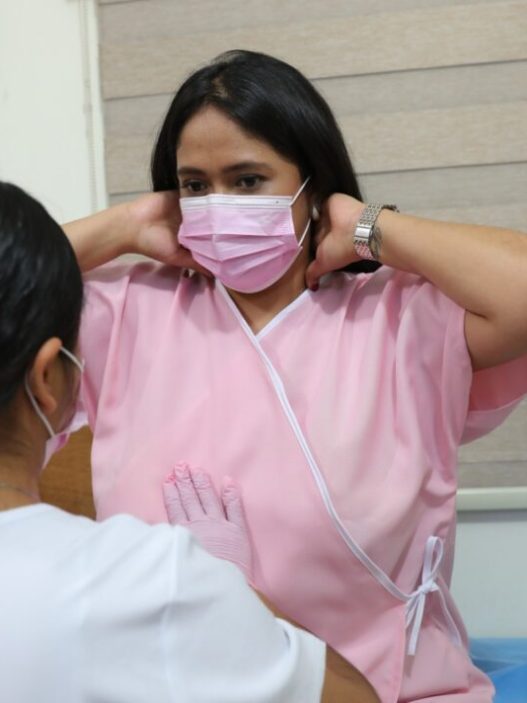 Las pacientes diagnosticadas con cáncer de mama enfrentan desafíos físicos y emocionales. (Foto: IGSS / AUN)