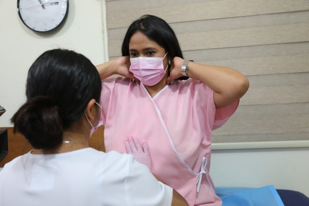 Las pacientes diagnosticadas con cáncer de mama enfrentan desafíos físicos y emocionales. (Foto: IGSS / AUN)
