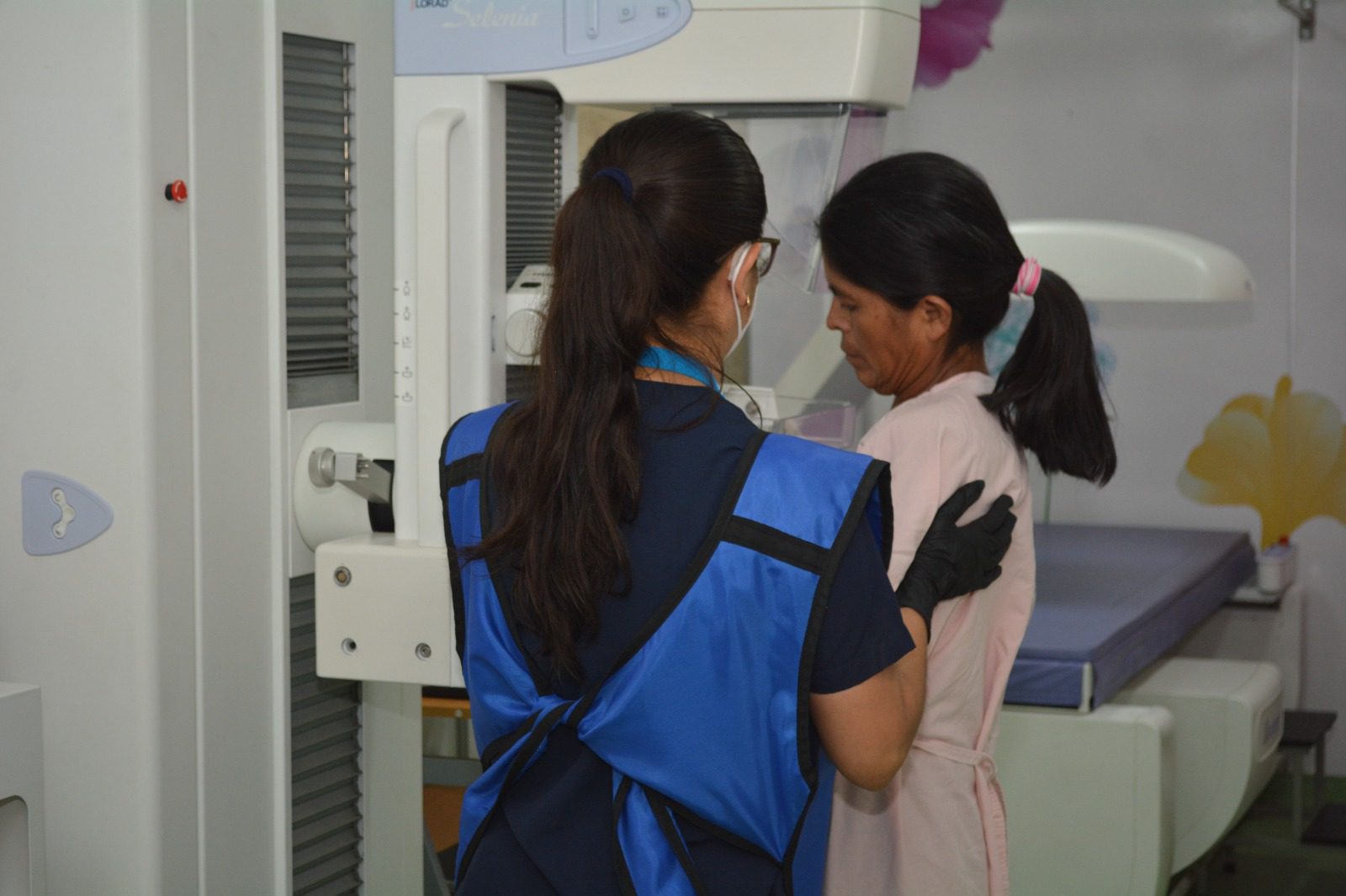 Muchas mujeres superan el cáncer de mama después de someterse a cirugía, quimioterapias y radioterapias. (Foto: IGSS / AUN)