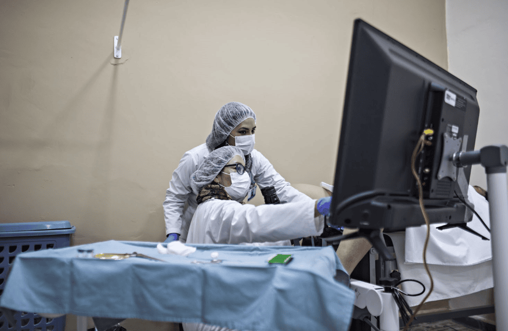El acompañamiento psicológico es fundamental para ayudar a las pacientes a enfrentar el diagnóstico, los cambios físicos y el temor a una recaída. (Foto: IGSS / AUN)