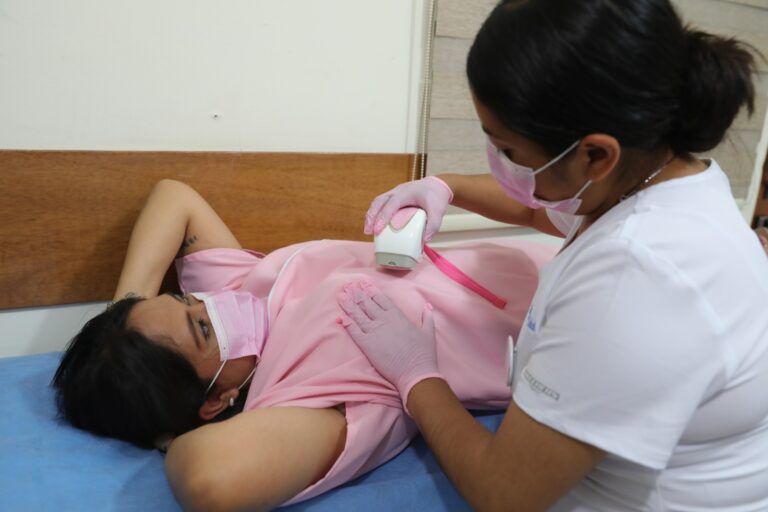 La detección temprana del cáncer de mama aumenta las posibilidades de éxito del tratamiento y mejora el pronóstico de las pacientes. (Foto: IGSS / AUN)