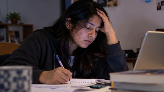 Cansancio académico: Las jornadas prolongadas de estudio y trabajo pueden reducir las horas de descanso y afectar la concentración y el rendimiento de los jóvenes. (Foto: GEMINI / AUN)