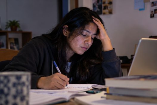 Cansancio académico: Las jornadas prolongadas de estudio y trabajo pueden reducir las horas de descanso y afectar la concentración y el rendimiento de los jóvenes. (Foto: GEMINI / AUN)
