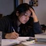 Cansancio académico: Las jornadas prolongadas de estudio y trabajo pueden reducir las horas de descanso y afectar la concentración y el rendimiento de los jóvenes. (Foto: GEMINI / AUN)