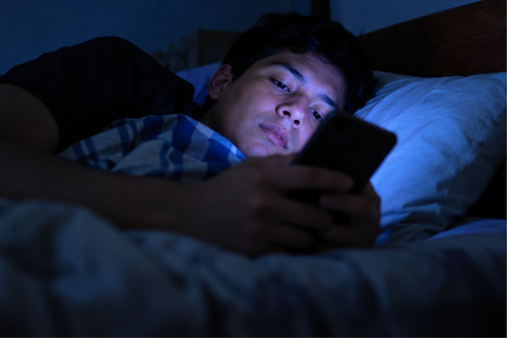 Uso de dispositivos electrónicos: Utilizar el teléfono celular antes de acostarse puede retrasar la hora de dormir y dificultar que el organismo se prepare para descansar. (Foto: GEMINI / AUN)