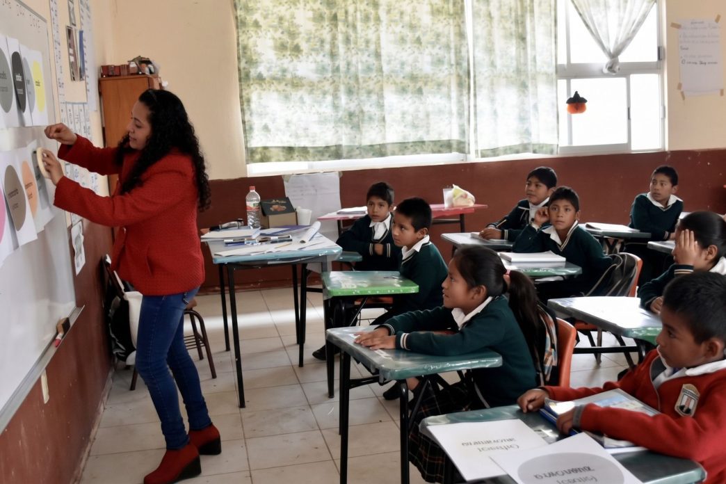 El uso estratégico de imágenes, textos y otros recursos visuales puede facilitar la comprensión de contenidos académicos. (Foto: MIDEDUC / AUN)