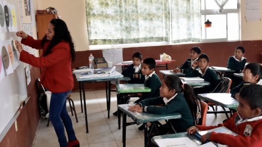 El uso estratégico de imágenes, textos y otros recursos visuales puede facilitar la comprensión de contenidos académicos. (Foto: MIDEDUC / AUN)