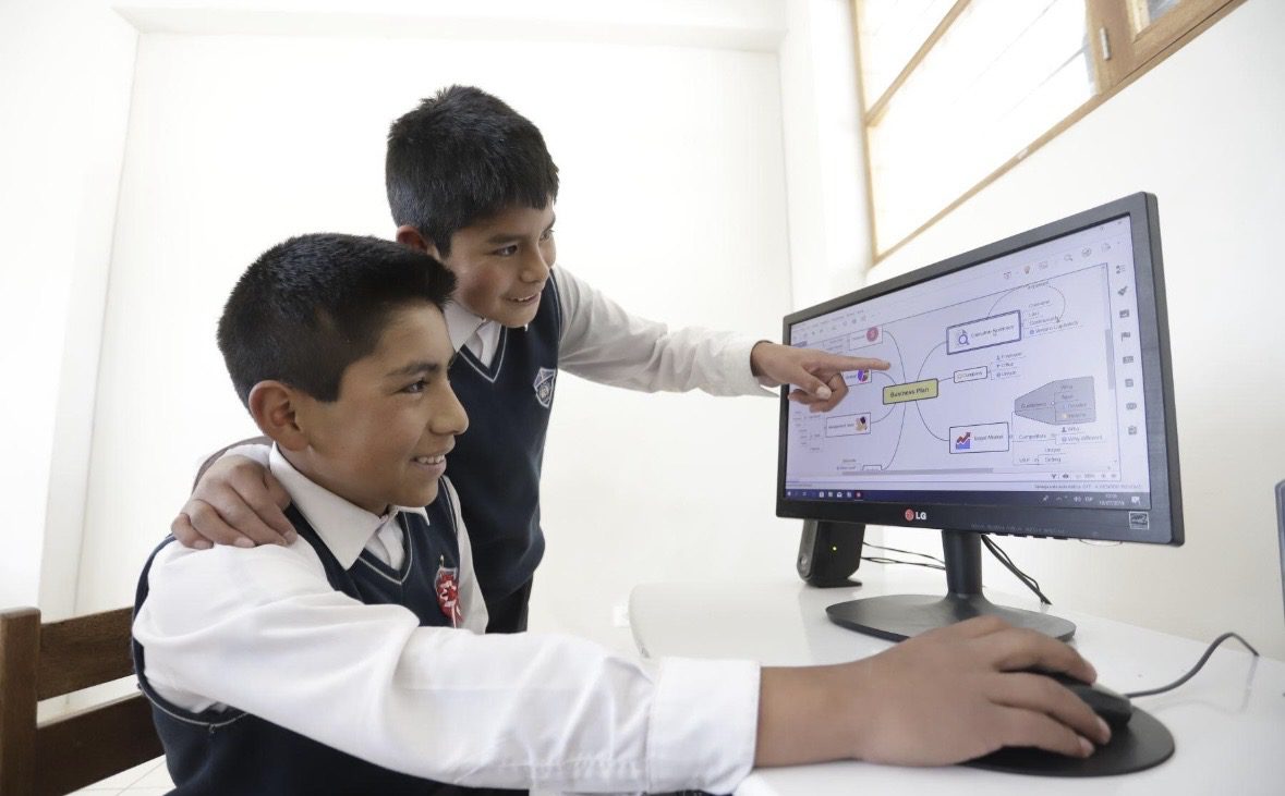 Las herramientas digitales pueden complementar la explicación del docente cuando responden a un objetivo específico de aprendizaje. (Foto: MIDEDUC / AUN)