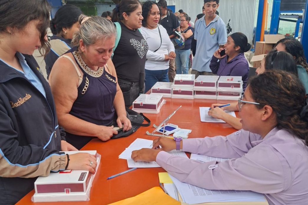Las Organizaciones de Padres de Familia participarán en la adquisición de los dispositivos tecnológicos. (Foto: Allison Bonilla / AUN)