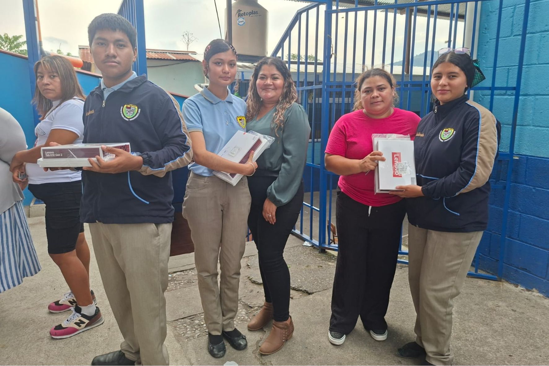 Estudiantes de diversificado recibirán tabletas y acceso a internet durante 12 meses como parte del programa del MINEDUC. (Foto: Allison Bonilla / AUN)