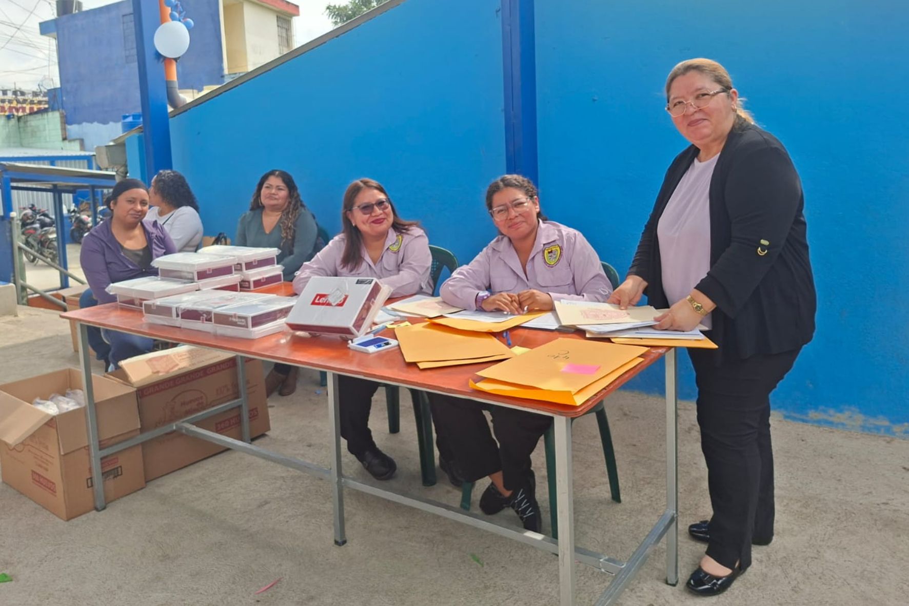 La primera fase del programa prevé beneficiar a 52 mil estudiantes y 10 mil docentes del sector público. (Foto: Allison Bonilla / AUN)