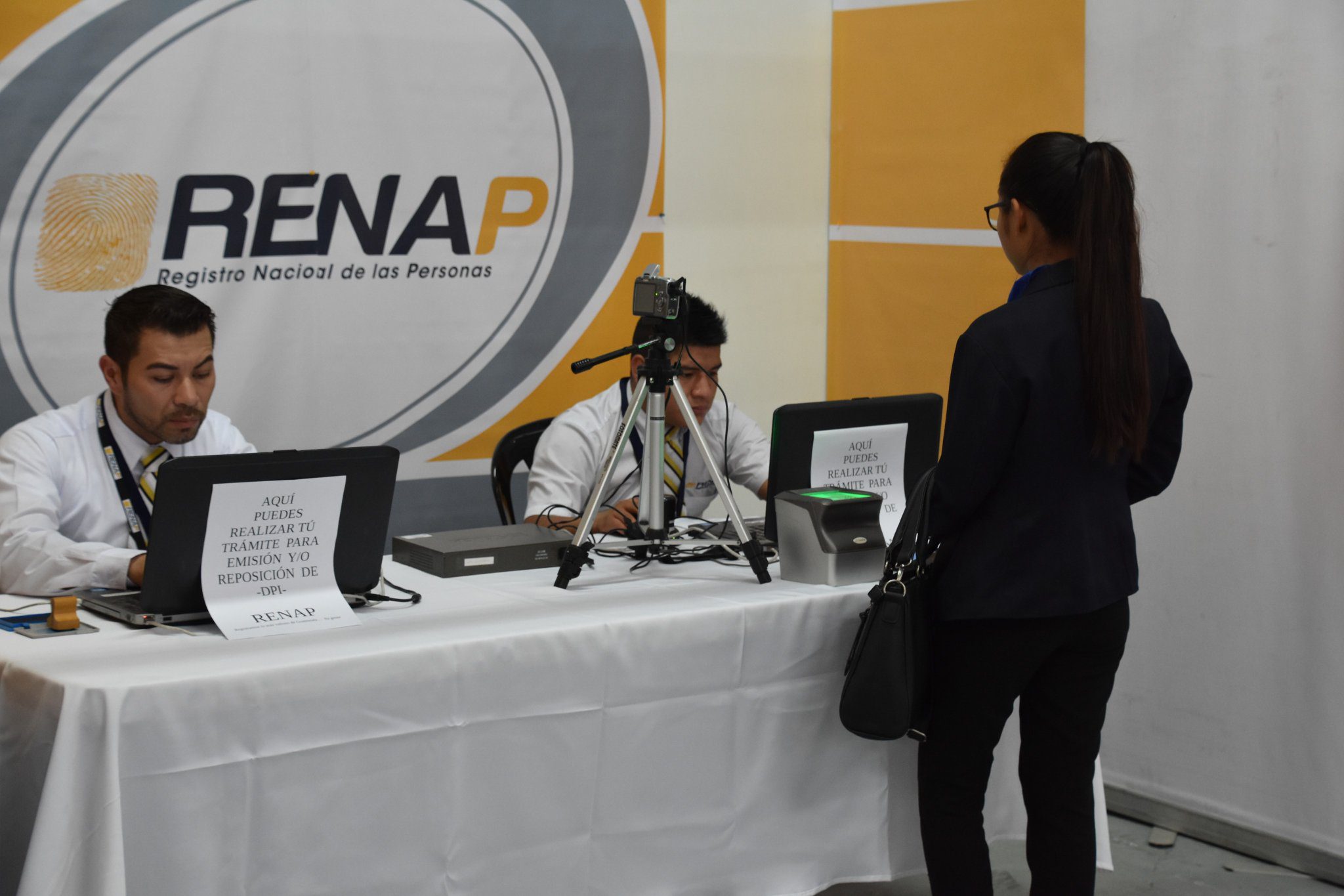 Contar con un DPI vencido puede dificultar trámites bancarios, administrativos y legales, debido a que las instituciones requieren acreditar la identidad de los solicitantes. (Foto: RENAP / AUN)