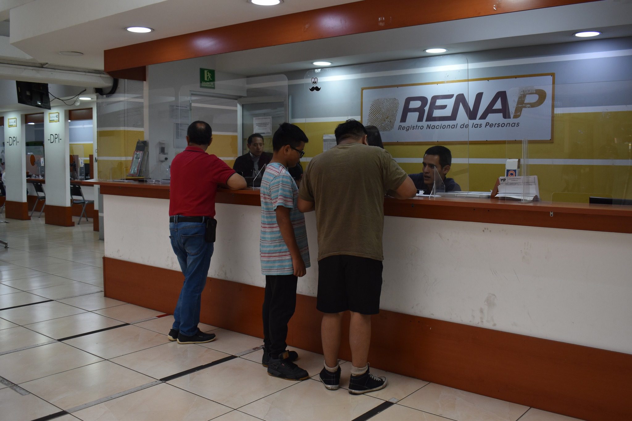 Ante la cercanía de las elecciones generales de 2027, expertos recomiendan renovar el DPI para evitar inconvenientes al momento de acreditar la identidad. (Foto: RENAP / AUN)