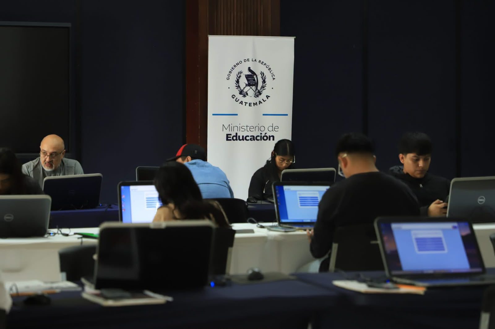 La formación docente, la falta de recursos y las desigualdades socioeconómicas figuran entre los factores que afectan la calidad educativa en Guatemala. (Foto: Mineduc / AUN)