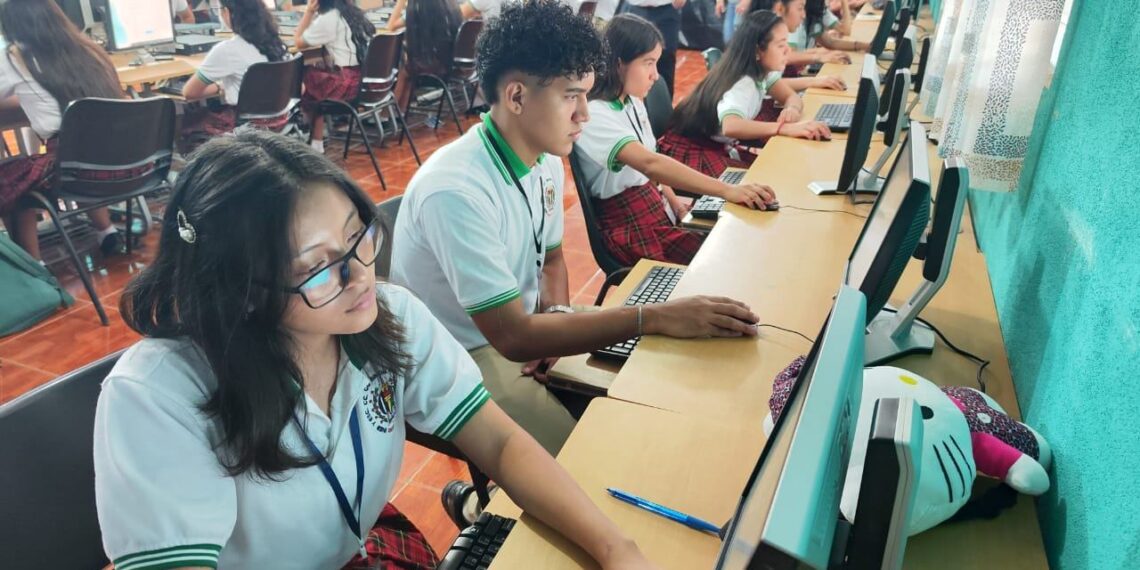 Las diferencias en infraestructura y acceso a herramientas tecnológicas representan desafíos para los estudiantes de establecimientos públicos. (Foto: Mineduc / AUN)