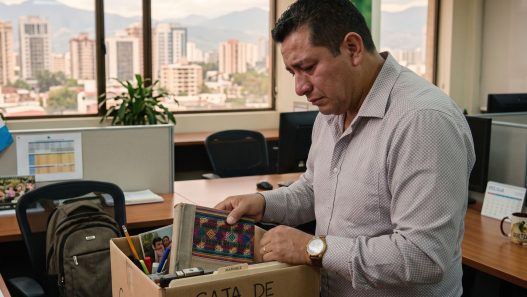 Expertos recomiendan documentar las circunstancias del despido y conservar comunicaciones, comprobantes de pago y otros registros de la relación laboral. (Foto: GEMINI / AUN)