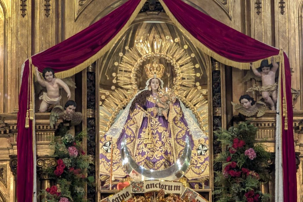 Durante octubre, la Basílica Menor de Nuestra Señora del Rosario, conocida como Santo Domingo, recibe a miles de fieles que participan en las celebraciones dedicadas a la Virgen del Rosario. (Foto: Diego Bermúdez / AUN)