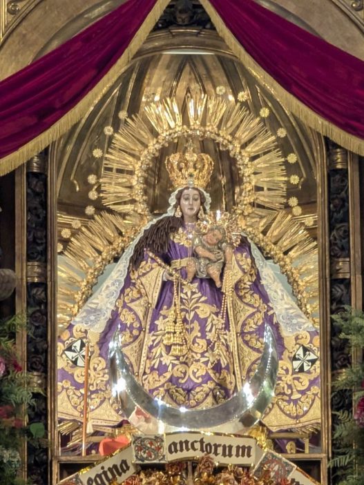 Durante octubre, la Basílica Menor de Nuestra Señora del Rosario, conocida como Santo Domingo, recibe a miles de fieles que participan en las celebraciones dedicadas a la Virgen del Rosario. (Foto: Diego Bermúdez / AUN)