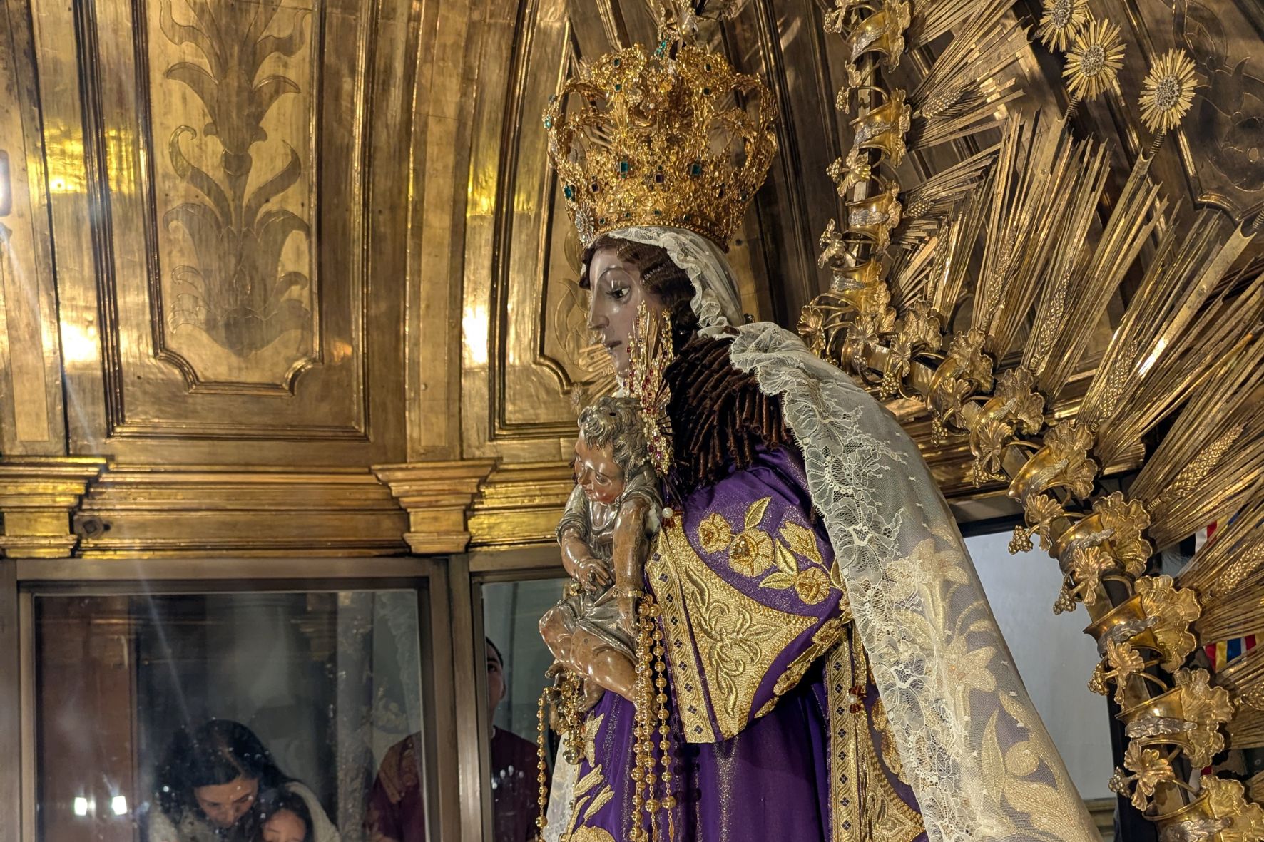 La devoción a la Virgen del Rosario llegó a Guatemala con los frailes dominicos durante el siglo XVI y se convirtió en una de las tradiciones religiosas más representativas del país. (Foto: Diego Bermúdez / AUN)