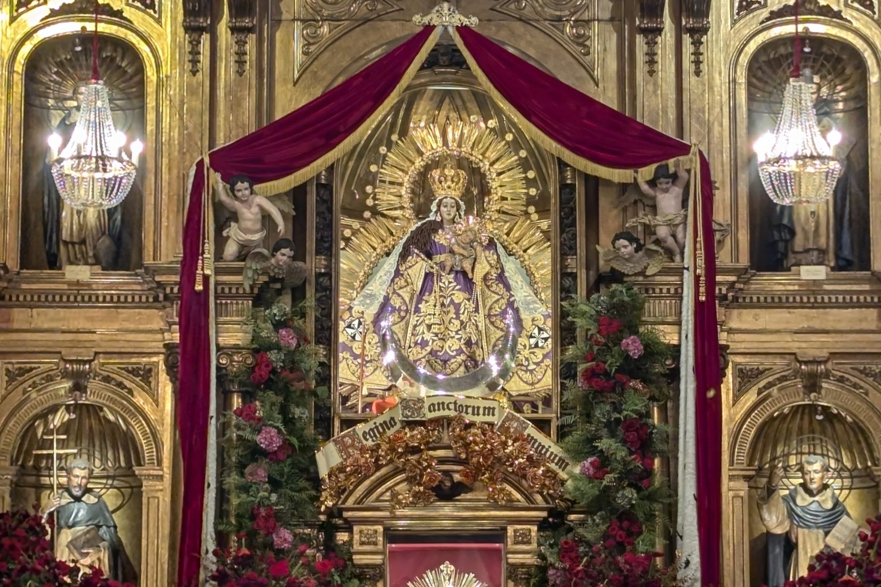 Familias guatemaltecas mantienen viva la devoción a la Virgen del Rosario mediante una tradición que se transmite de padres a hijos y reúne a fieles durante todo el mes. (Foto: Diego Bermúdez / AUN)