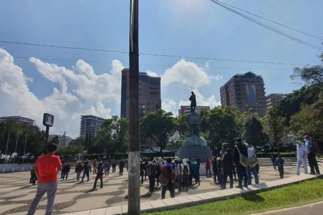 En octubre de 2021, manifestantes intentaron derribar el monumento de Cristóbal Colón como expresión de rechazo al legado de la conquista española. (Foto: RRSS / AUN)