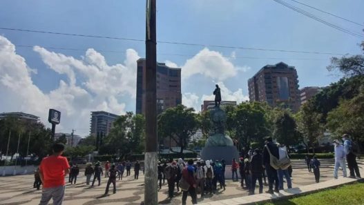 En octubre de 2021, manifestantes intentaron derribar el monumento de Cristóbal Colón como expresión de rechazo al legado de la conquista española. (Foto: RRSS / AUN)