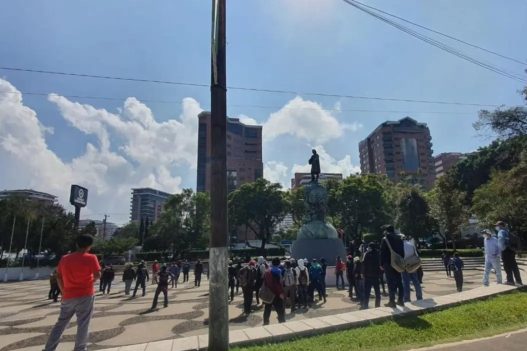 En octubre de 2021, manifestantes intentaron derribar el monumento de Cristóbal Colón como expresión de rechazo al legado de la conquista española. (Foto: RRSS / AUN)