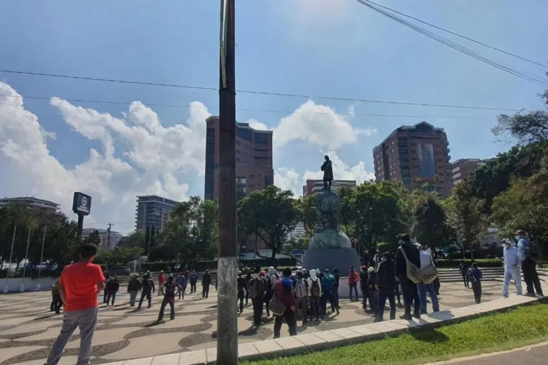 En octubre de 2021, manifestantes intentaron derribar el monumento de Cristóbal Colón como expresión de rechazo al legado de la conquista española. (Foto: RRSS / AUN)