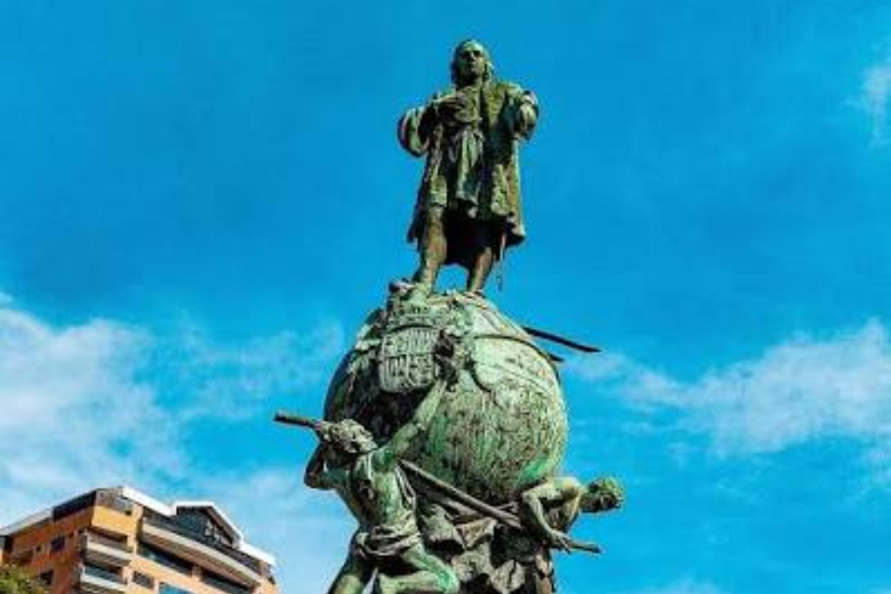 La estatua de Cristóbal Colón, ubicada en la avenida de las Américas, zona 13 capitalina, representa una visión histórica que ha sido cuestionada por distintos sectores sociales. (Foto: Vamos por Guate / AUN)