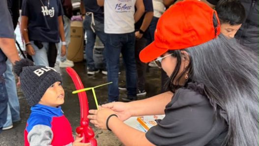 El voluntariado permite complementar la atención de pacientes mediante acompañamiento, orientación y apoyo durante las jornadas de salud. (Foto: Alisson Seijas / AUN)