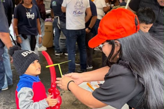 El voluntariado permite complementar la atención de pacientes mediante acompañamiento, orientación y apoyo durante las jornadas de salud. (Foto: Alisson Seijas / AUN)