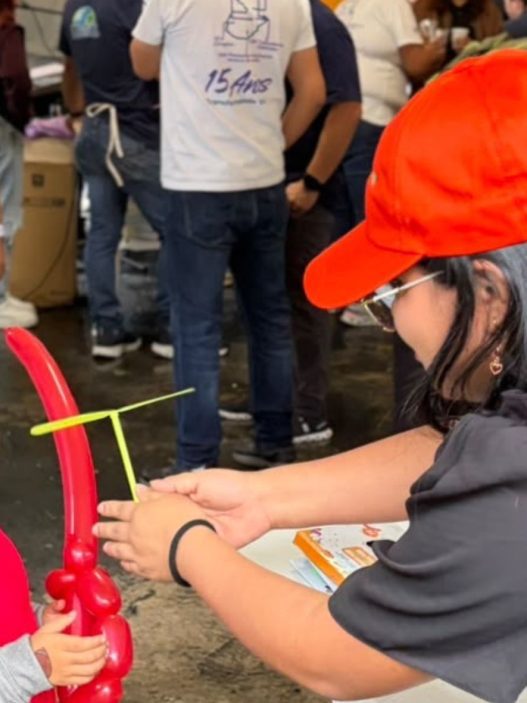 El voluntariado permite complementar la atención de pacientes mediante acompañamiento, orientación y apoyo durante las jornadas de salud. (Foto: Alisson Seijas / AUN)