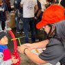 El voluntariado permite complementar la atención de pacientes mediante acompañamiento, orientación y apoyo durante las jornadas de salud. (Foto: Alisson Seijas / AUN)