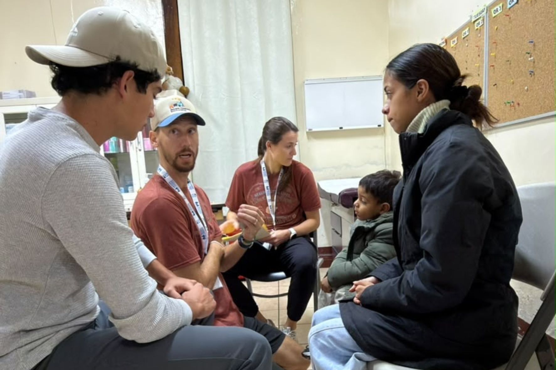Los voluntarios de instituciones de emergencia contribuyen a ampliar la capacidad de respuesta ante accidentes, incendios y otras situaciones que requieren atención inmediata. (Foto: Alisson Seijas / AUN)
