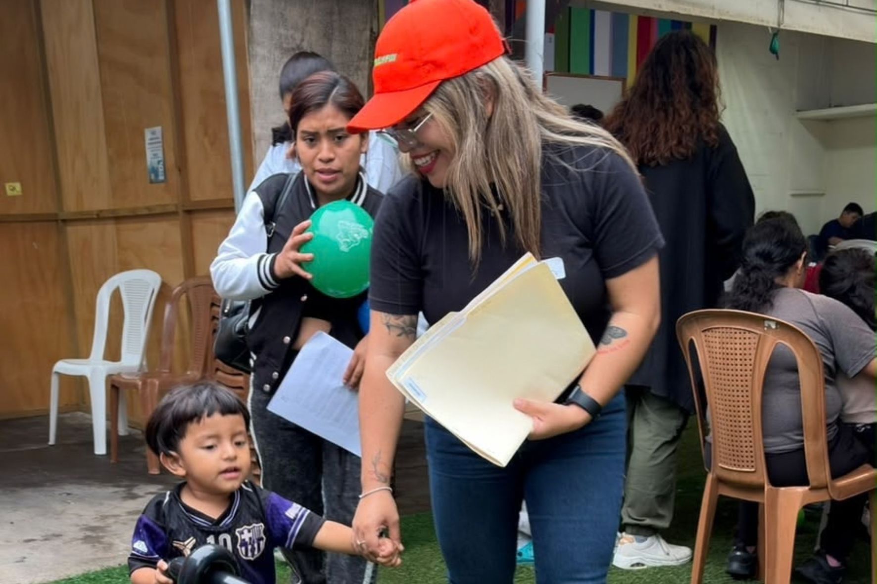 La participación voluntaria también brinda apoyo logístico y humano a las instituciones, facilitando la atención de las personas que acuden en busca de asistencia. (Foto: Alisson Seijas / AUN)