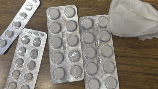 Especialistas advierten que consumir medicamentos sin evaluación profesional puede provocar efectos adversos y dificultar el tratamiento adecuado de una enfermedad. (Foto: Luis Juárez / AUN)
