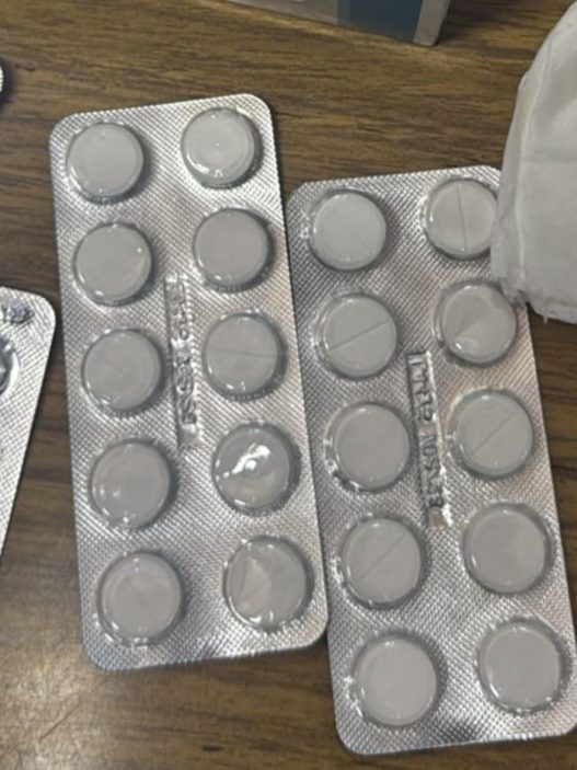 Especialistas advierten que consumir medicamentos sin evaluación profesional puede provocar efectos adversos y dificultar el tratamiento adecuado de una enfermedad. (Foto: Luis Juárez / AUN)