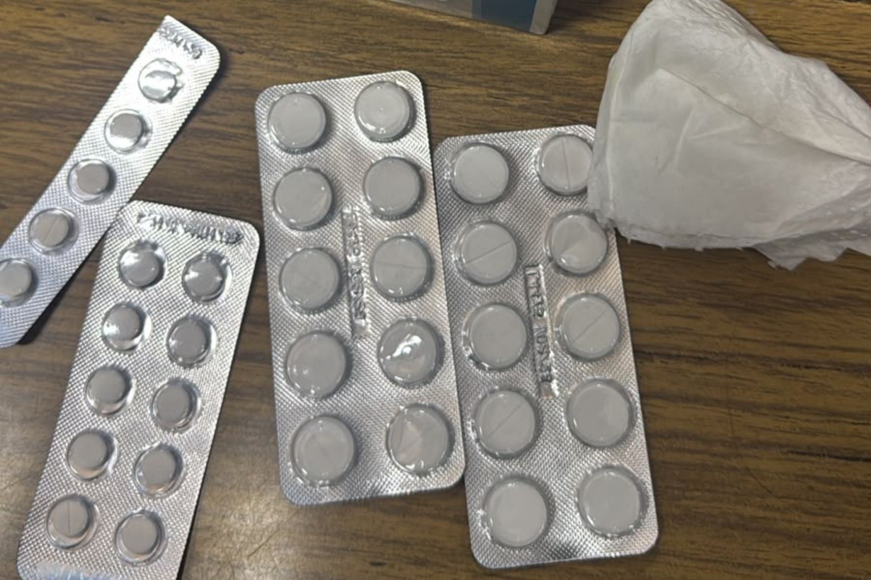 Especialistas advierten que consumir medicamentos sin evaluación profesional puede provocar efectos adversos y dificultar el tratamiento adecuado de una enfermedad. (Foto: Luis Juárez / AUN)