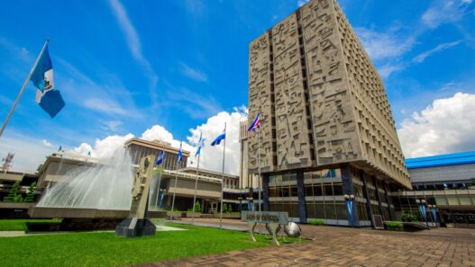 El Banco de Guatemala mantiene la tasa de interés líder en 3.50 % para garantizar estabilidad económica frente al conflicto en Medio Oriente y el alza en el precio del petróleo. (Foto: BANGUAT / AUN)