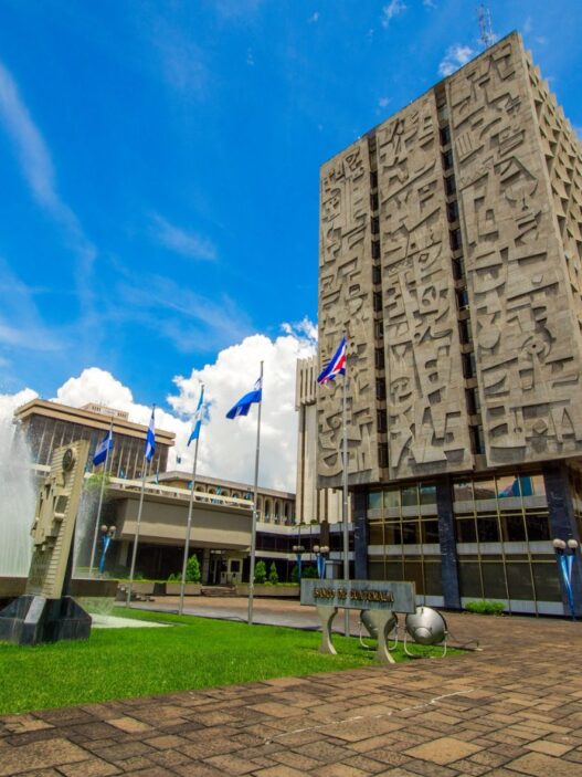 El Banco de Guatemala mantiene la tasa de interés líder en 3.50 % para garantizar estabilidad económica frente al conflicto en Medio Oriente y el alza en el precio del petróleo. (Foto: BANGUAT / AUN)