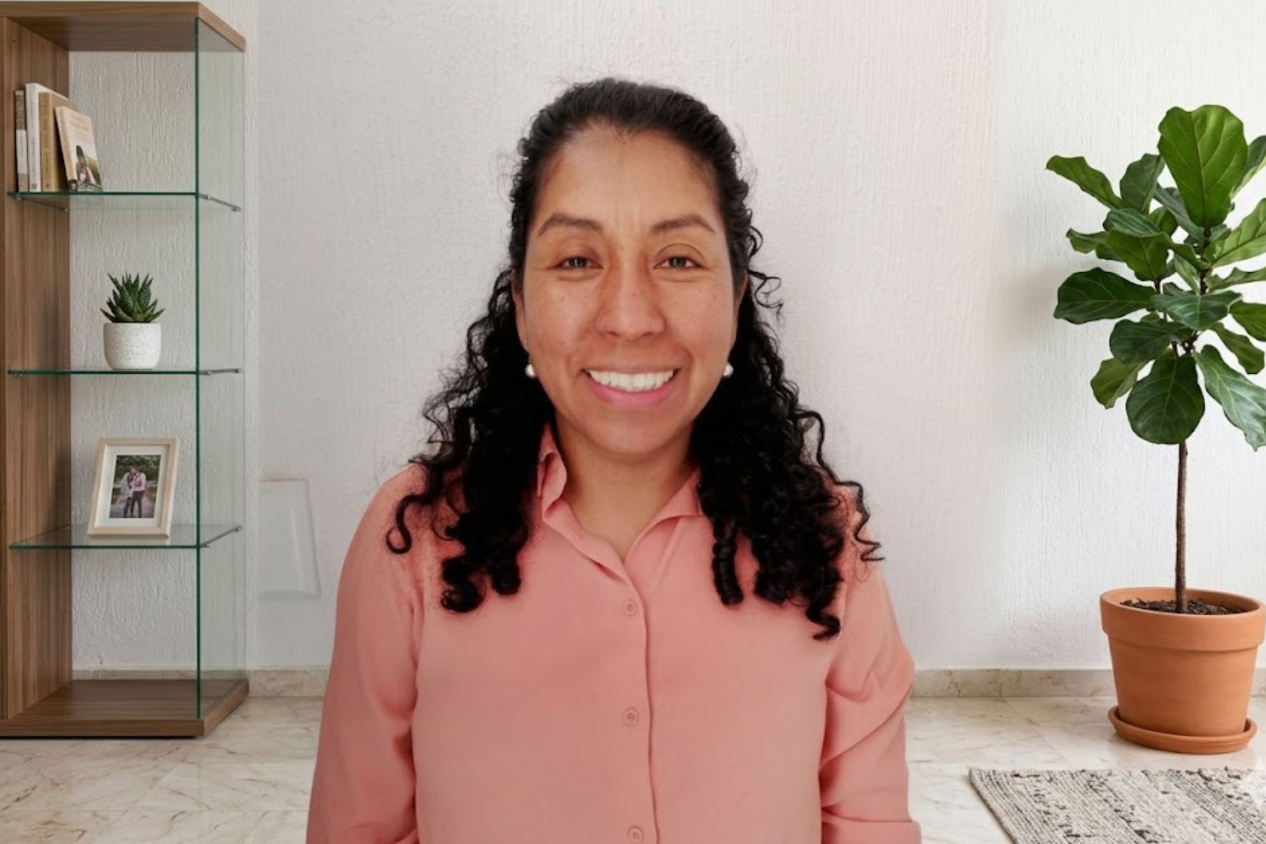 Luz María Cruz, psicóloga clínica, señala que en el país hay muchos estigmas en torno a la salud mental. (Foto: JuLo Guatemala / AUN)