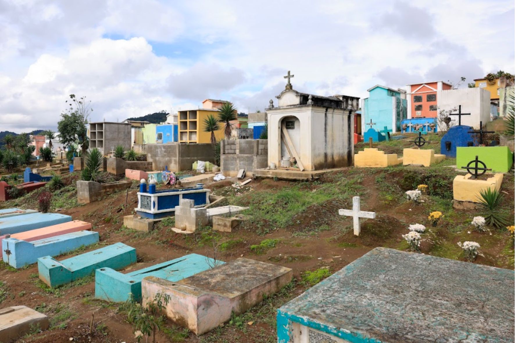 A través de la vigilancia en cementerios y el cumplimiento de requisitos ante el RENAP, las autoridades buscan garantizar la salud pública. (Foto AGN /AUN)