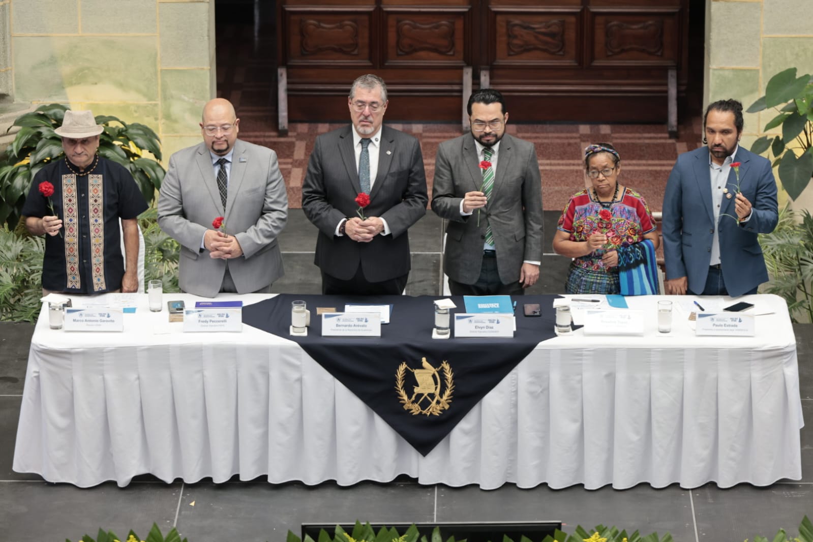 Durante su intervención, el presidente Bernardo Arévalo reconoció que el Estado no había atendido de manera suficiente este crimen y calificó el nuevo mecanismo como el pago a una "deuda histórica" con las familias. (FOTO: SCSP / AUN)