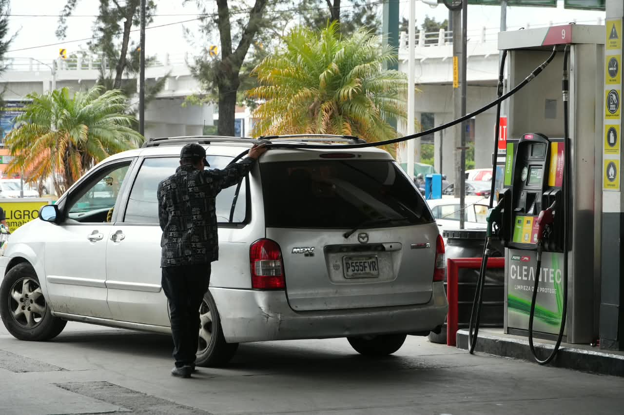 En Guatemala circulan más de 5.9 millones de vehículos que utilizan gasolina, mientras una parte importante del parque vehicular corresponde a modelos antiguos, uno de los principales puntos de debate sobre la adopción del E10. (Foto: MEM / AUN)